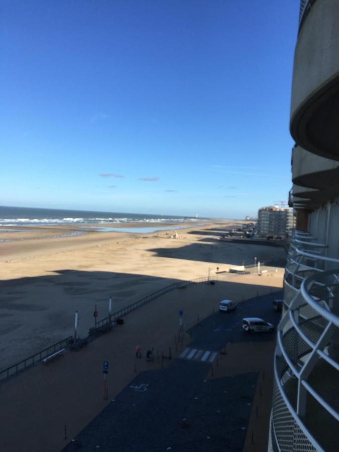 Studio 4 Pers Met Frontaal Zeezicht & Prive Zwembad Oostende Exterior photo